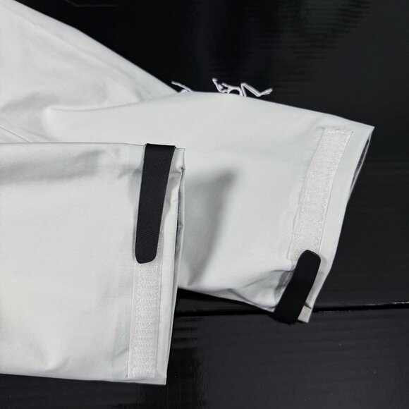 The ARC'TERYX BETA LT GOER-TXE is marked as a men's size, but it also fits women - Picture 5 of 9